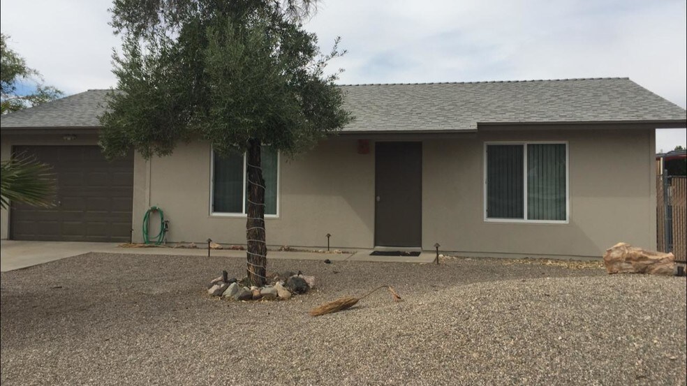 Building Photo - 1961 Park Terrace Pl