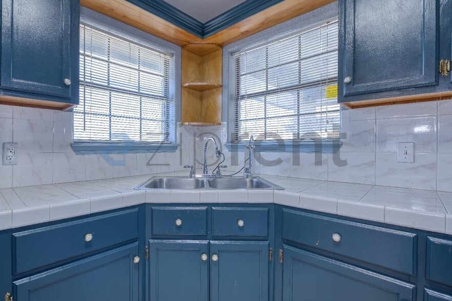 Building Photo - 6053 Blanco River St