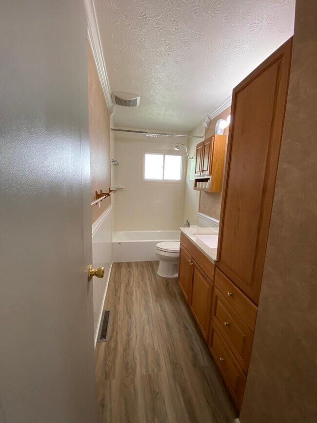 Building Photo - 4370 Circle Dr