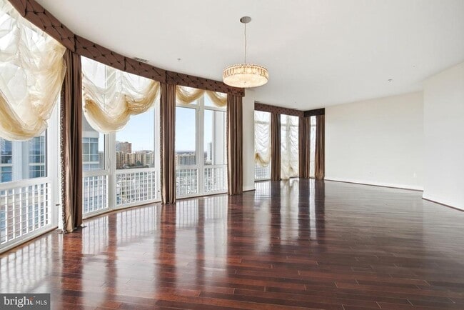 Building Photo - 8220 Crestwood Heights Dr