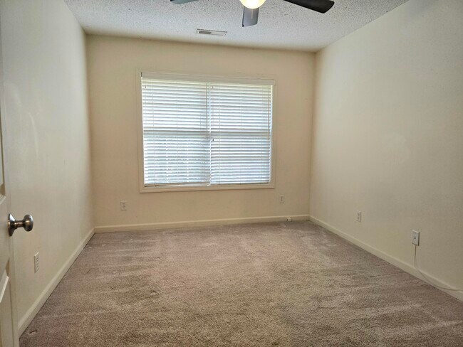 Building Photo - 3682 Beacon Dr