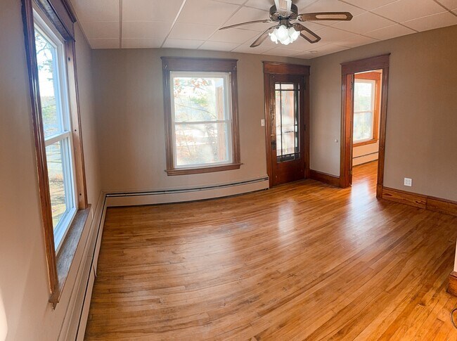 Building Photo - 584 Pleasant St