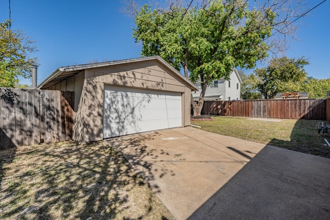 Building Photo - 2914 Scottsbluff Dr