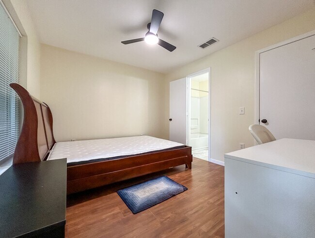 Building Photo - Beautiful Room for Rent in a 4/4 Unit - University Terrace West 511-B