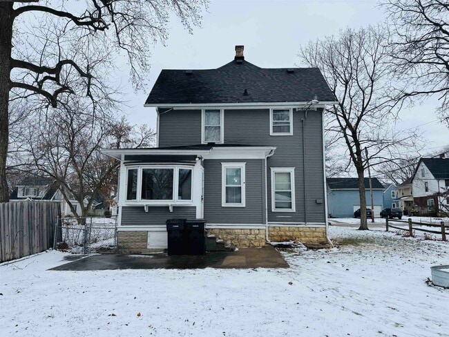 Building Photo - 916 9th St