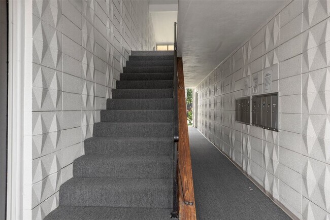 Building Photo - 10421 Briarbend Dr