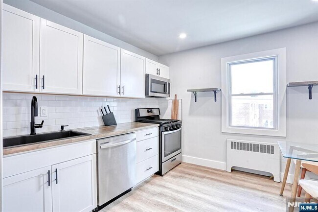 Building Photo - 1600 Fair Lawn Ave