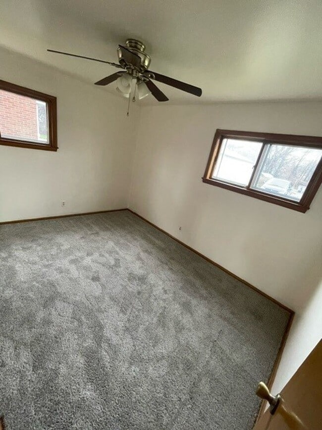 Building Photo - Charming & Bright 2-Bedroom Apartment in Milwaukee's Fairview Neighborhood!