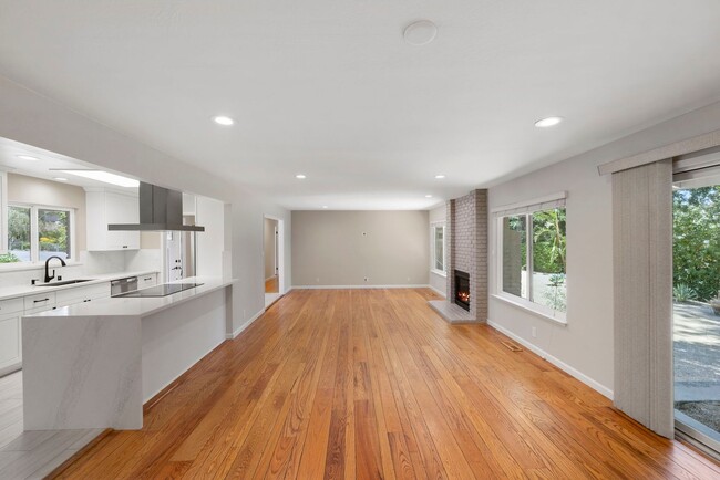 Building Photo - Spacious Menlo Park Retreat with 6 Bedroom...