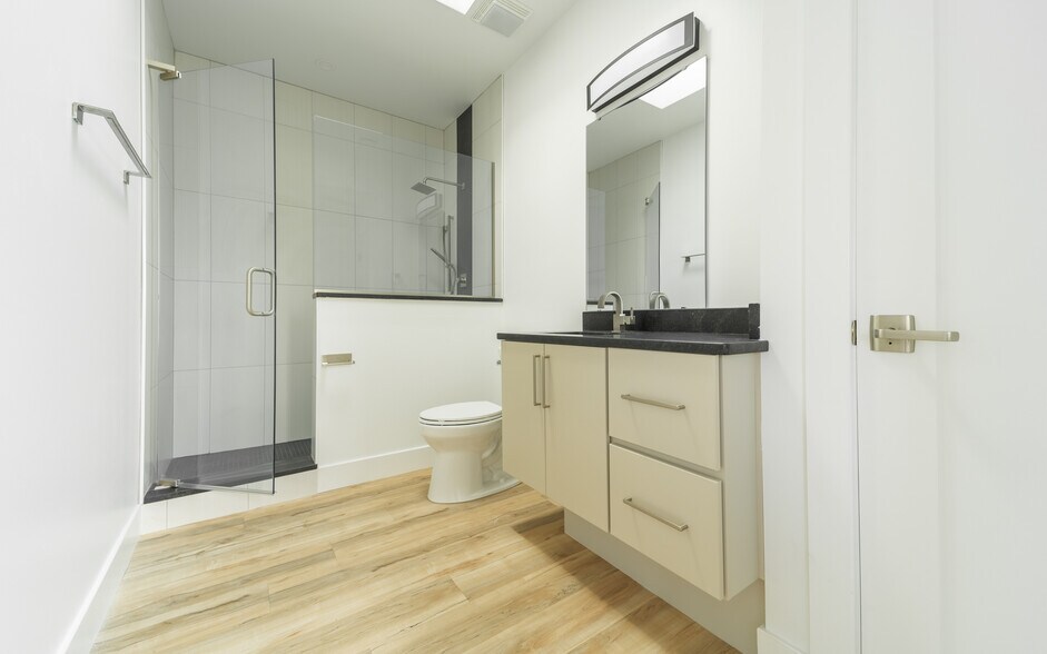 Hall Bath - 428 Penn Ave