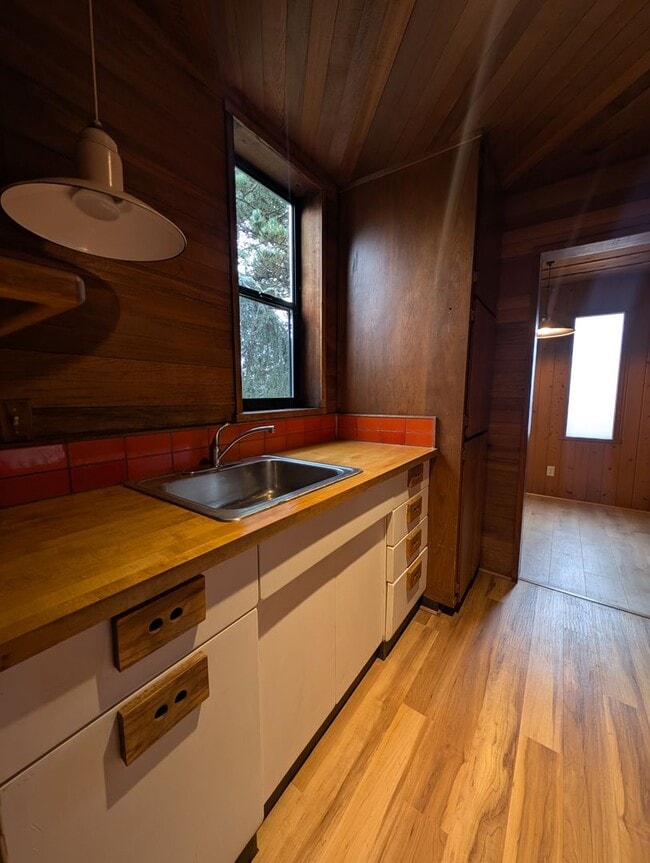 Building Photo - Rent Your Own Oasis! Available Now!