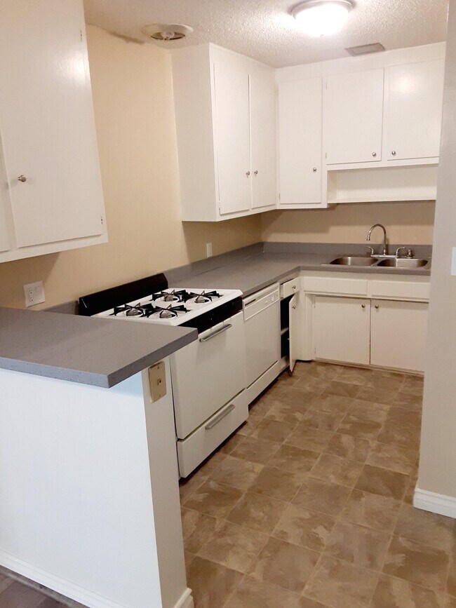 Building Photo - 14332 Riverside Dr