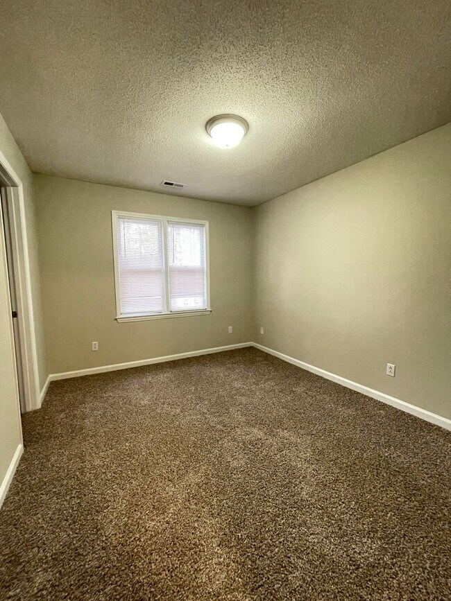Building Photo - APPLICATION PENDING: 720-A Powell Drive ~Newly Renovated~ End Unit ~ Convenient to Powell Drive P...