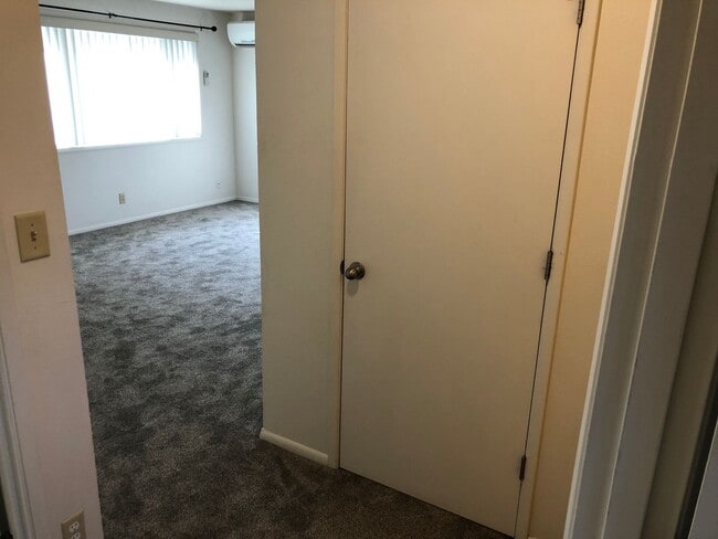 Building Photo - Beautifully updated 2 bed/1bath duplex in ...