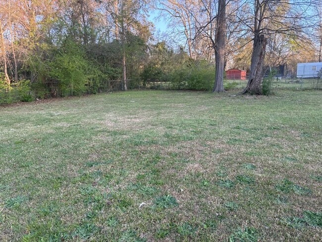 Building Photo - Great 3 Bedroom 2 Bathroom Available Now