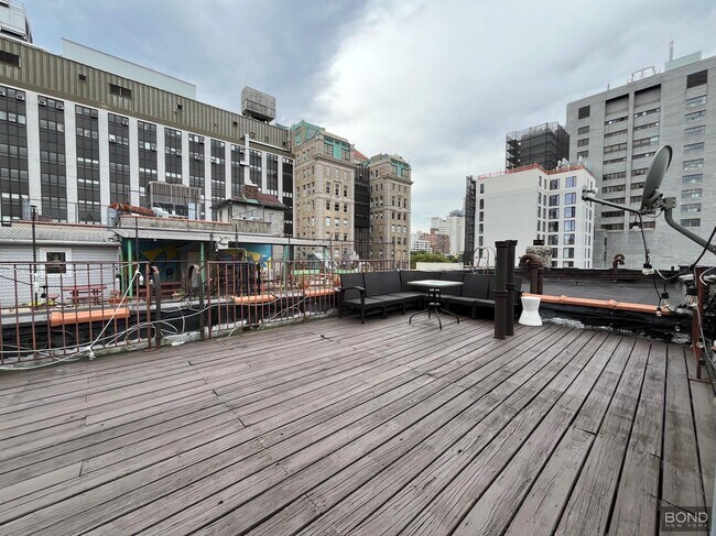 Building Photo - 336 E 18th St