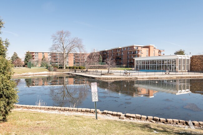 Building Photo - 18 E Old Willow Rd