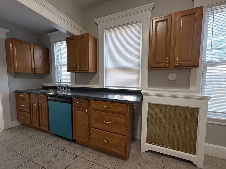 Building Photo - 64 Stanley St