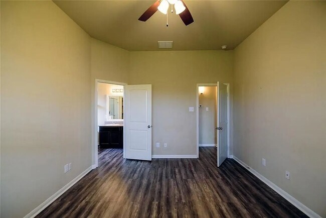 Building Photo - 296 Country Crossing Cir