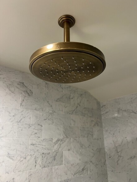 Shower - 2770 Glendessary Ln