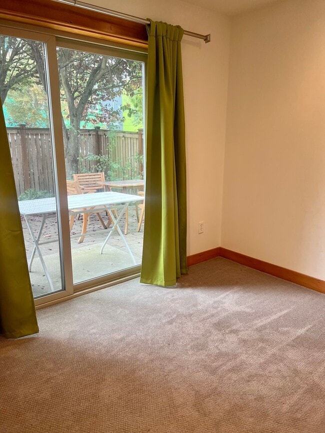 Building Photo - Available 1/1! Cozy townhouse in the Mt Ba...