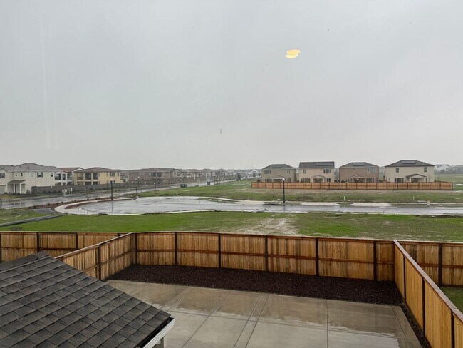 Building Photo - Beautiful 3 bed /2.5 bath Waiting For You!  SOLAR!!  Please read entire ad for viewings!