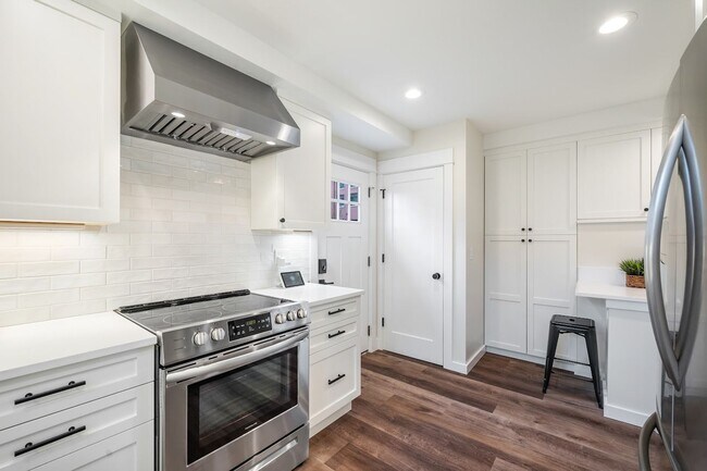 Building Photo - 2bd/1ba Seattle Home