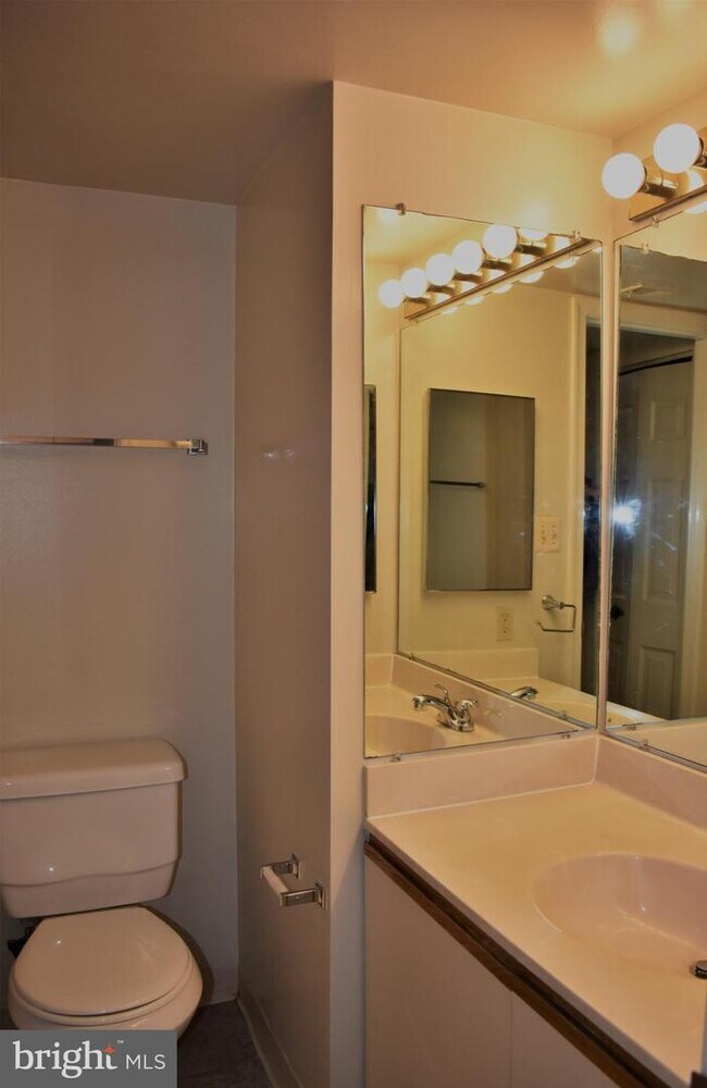 Building Photo - 10101 Grosvenor Pl