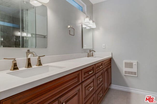 Building Photo - 1175 Las Pulgas Pl