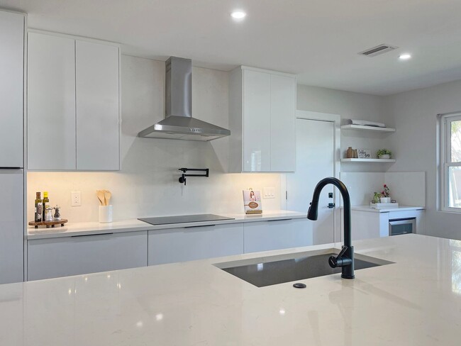 Building Photo - Fully Remodeled Snell Isle Luxury Home - A...