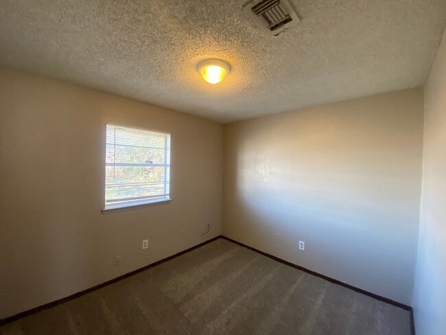 Building Photo - Charming 3 bedroom 1.5 bath