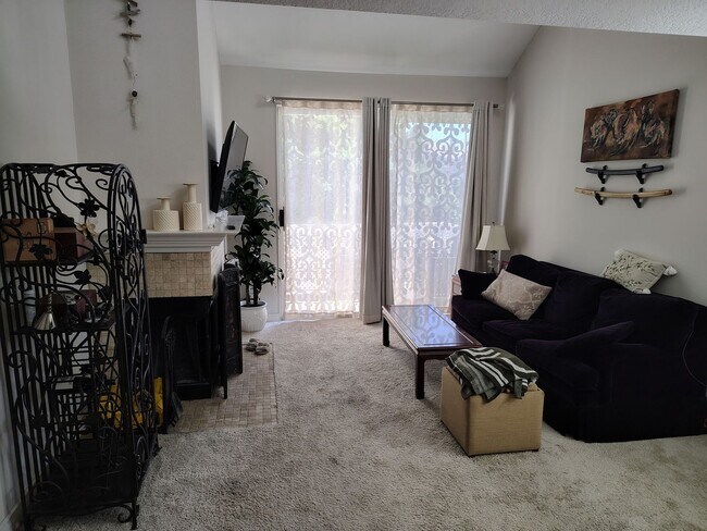 Building Photo - Charming 1BR Condo in Huntington Beach