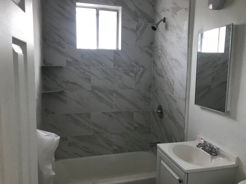 Building Photo - 1030 E 21st St