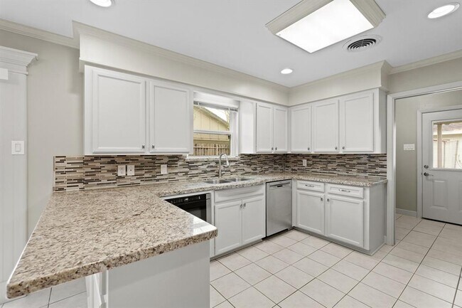 Building Photo - 5618 Bankside Dr