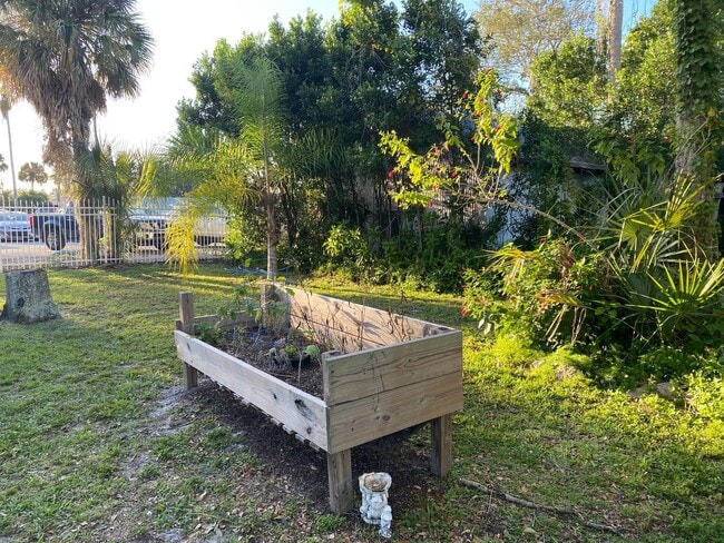 Building Photo - 1 bedroom Historic Cottage half Block from Canal