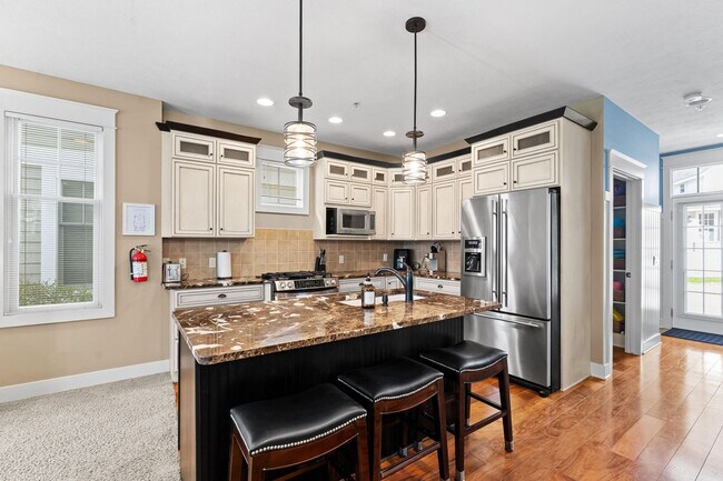 Building Photo - 807 Lake St