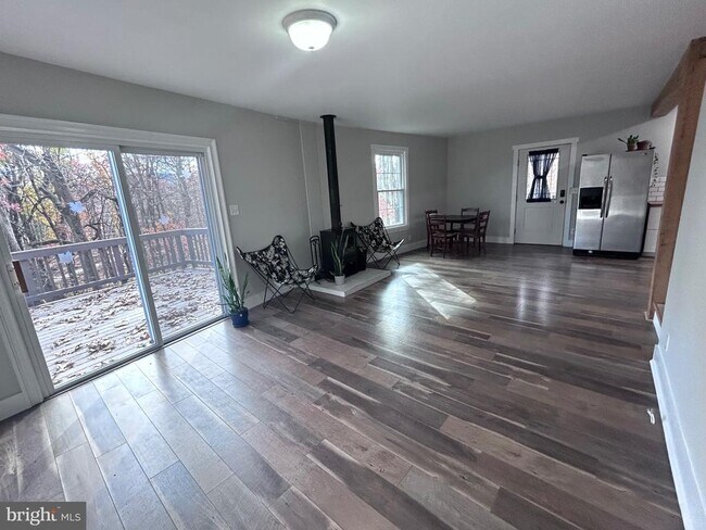 Building Photo - 132 Pinecrest Ln