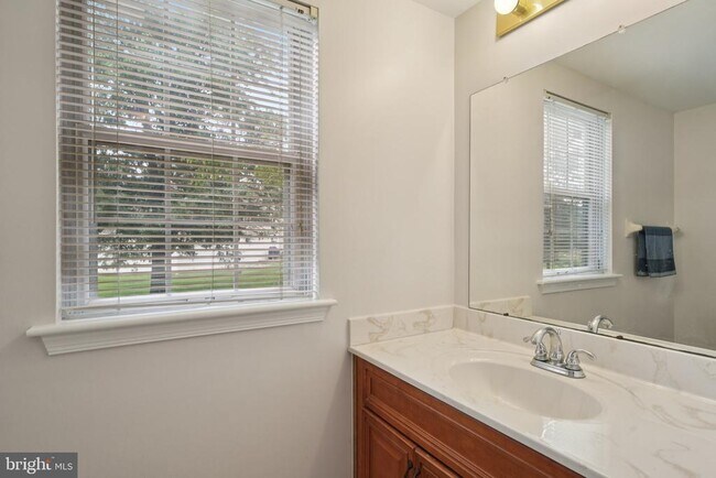 Building Photo - 505 Oliphant Ln