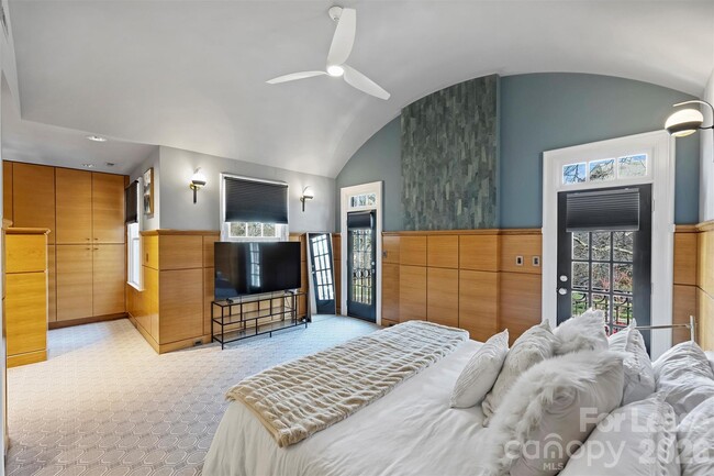 Building Photo - 1124 Dilworth Crescent Row