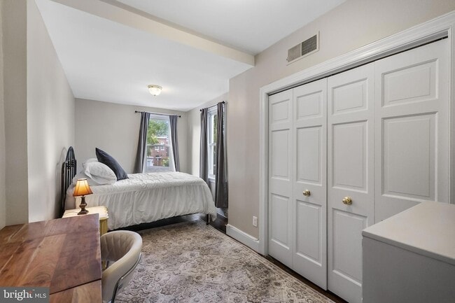 Building Photo - 145 D St SE