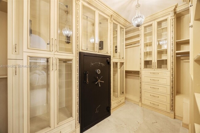 Building Photo - 6016 Leonardo St