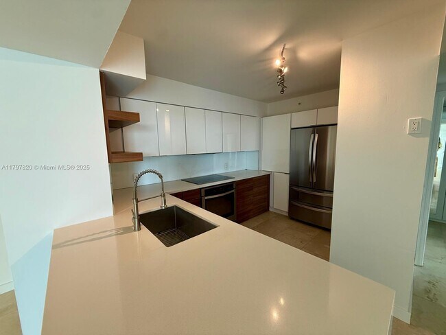 Building Photo - 1155 Brickell Bay Dr