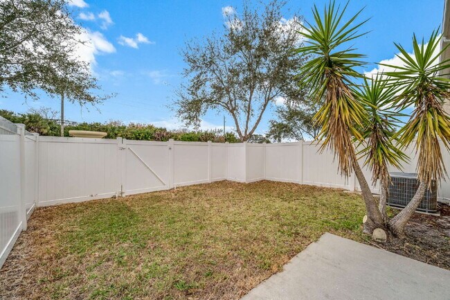 Building Photo - End Unit in Lake Washington Townhomes!!