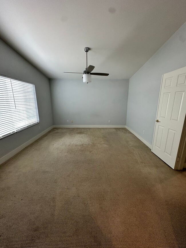 Building Photo - Spacious Living with Room to Grow