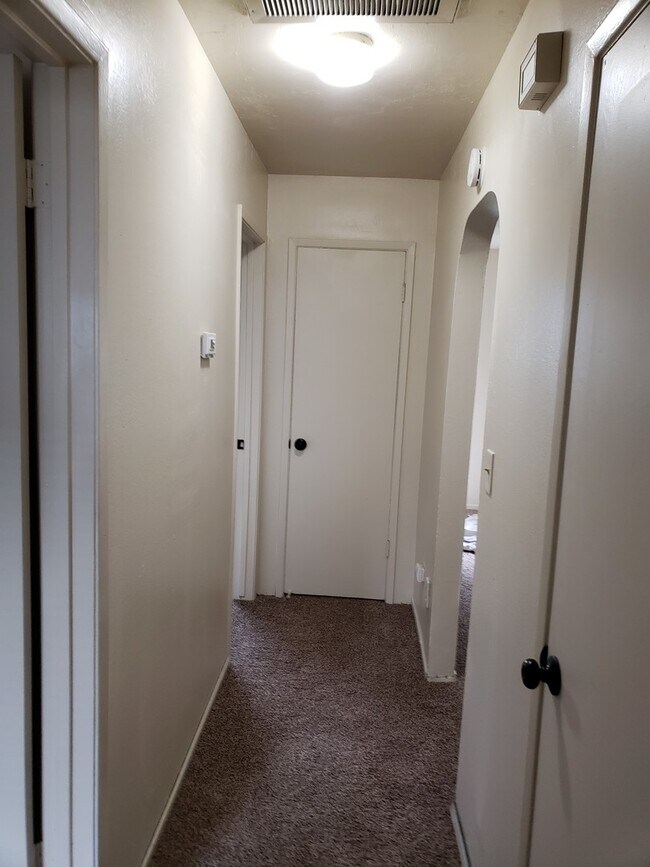 Building Photo - 2 Bedroom and 1 Bath Duplex