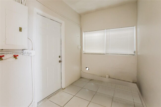 Building Photo - 900 NW 199th St