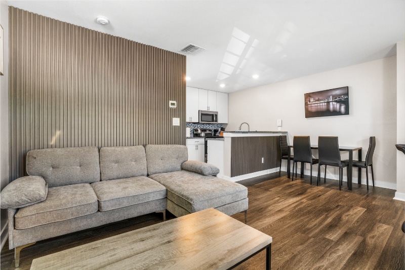 Primary Photo - 202 N Fremont Ave