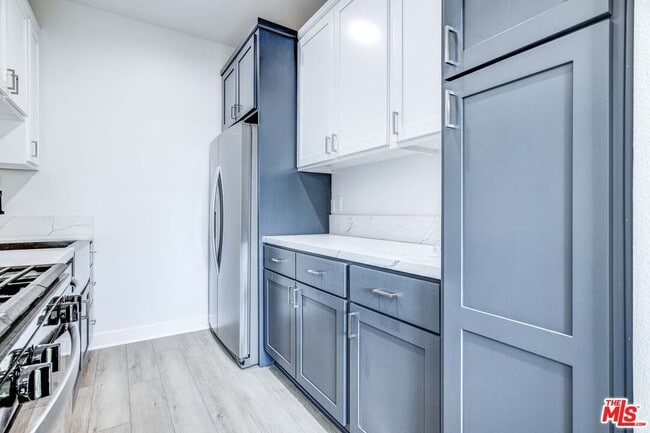 Building Photo - 624 W 83rd St