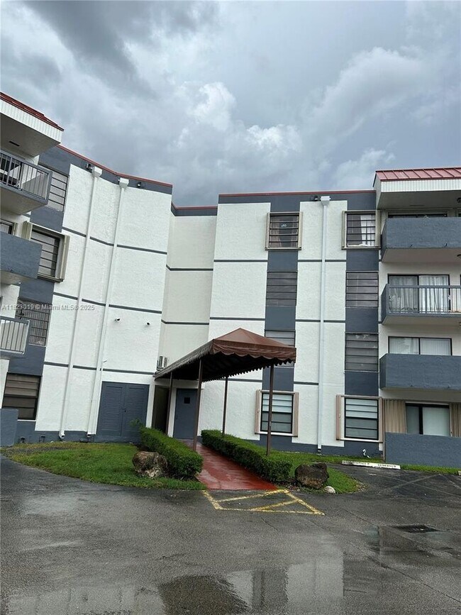 Building Photo - 5900 SW 127th Ave