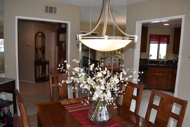 Building Photo - 2 Bedroom 2 Bath Single Story Golf Course ...